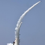 　北朝鮮の新型駆逐艦「姜健」からミサイルを発射する試験。金正恩朝鮮労働党総書記が視察した＝３日（朝鮮中央通信＝共同）