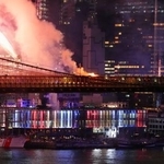 　４日、米建国２５０年を祝う花火大会が行われていたニューヨークのブルックリン橋から立ち上る煙（ロイター＝共同）