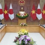 　会談する高市首相（左端）とベトナムのレ・ミン・フン首相（右端）＝５月、ハノイ（共同）