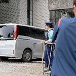 　警視庁本部に入るフー・シー容疑者を乗せた車＝５日午後２時５分