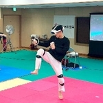 　バーチャルテコンドーの大会で優勝した押野（右）＝東京都内