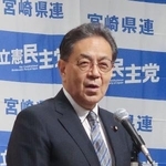 　党会合であいさつする立憲民主党の水岡俊一代表＝５日午前、宮崎市