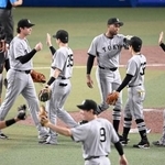 　中日に勝利し、タッチを交わす巨人ナイン＝バンテリンドーム