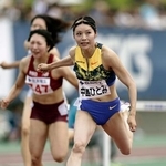 　女子１００メートル障害決勝　ゴールする中島ひとみ＝ヤマタスポーツパーク陸上競技場