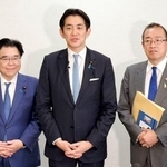 　記者団の取材に応じる自民党の小林鷹之政調会長（中央）＝５日午後、青森市