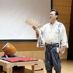 　愛知県立芸大の講座で講師を務め、呼び上げを実演する幕内格呼び出しの利樹之丞＝５日、愛知県長久手市