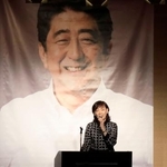 　安倍元首相をしのぶ会で、あいさつする妻昭恵さん＝５日午後、山口県下関市