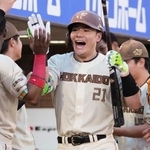 　４回、２者連続本塁打を放ち、ナインに迎えられる日本ハム・清宮幸＝楽天モバイルパーク