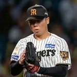 　４回、満塁のピンチをしのぎグラブをたたく阪神・村上＝甲子園