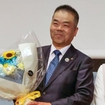 　滋賀県知事選で４選を決めた三日月大造氏＝５日夜、大津市