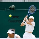　女子ダブルス２回戦でプレーする青山修子（奥）、梁恩碩組＝ウィンブルドン（共同）