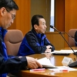 　静岡県が開いた「豚熱防疫対策本部本部員会議」で指示する鈴木康友知事（中央）＝４日、静岡県庁