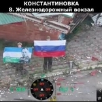 　ウクライナ東部ドネツク州コンスタンチノフカでロシア旗を掲げる兵士。「制圧」を主張するロシア国防省が３日公開した（同省提供・ロイター＝共同）