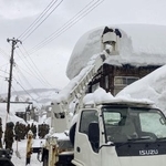 　新潟県魚沼市で屋根の雪下ろし作業をする陸上自衛隊員ら＝２月（新潟県提供）