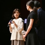 　映画「トロフィー」の出演者と舞台あいさつする孫明雅監督（左）＝５日、韓国京畿道富川市（共同）