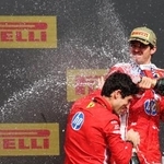 　Ｆ１英国ＧＰで今季初優勝を果たし、エンジニアとシャンパンファイトを楽しむフェラーリのシャルル・ルクレール＝５日、シルバーストーン（ロイター＝共同）