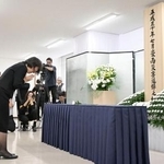 　西日本豪雨から８年となり、岡山県倉敷市真備町地区で献花し手を合わせる伊東香織市長＝６日午前