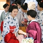 　芸の上達や無病息災を祈願する「お千度」で、八坂神社に集まった浴衣姿の舞妓や芸妓＝６日午前、京都市東山区