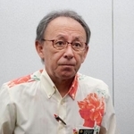 　記者団の取材に応じる沖縄県の玉城デニー知事＝６日午前、沖縄県庁