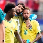 　ノルウェーに敗れ、肩を落とすブラジルのネイマール（右）、ビニシウス（左）ら＝ニューヨーク（共同）