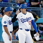　パドレス戦の７回、適時打を放ちポーズをとるドジャース・大谷＝ロサンゼルス（共同）