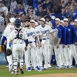 　４日、パドレスに勝利し、チームメートとタッチを交わすドジャース・大谷（中央、１７）＝ロサンゼルス（共同）
