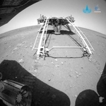 　火星の地表に降りた探査車「祝融」が撮影した無人探査機「天問１号」の着陸機（中国国家宇宙局のサイトから、共同）