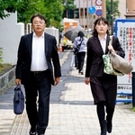 　浜岡原発の運転終了を住民らが求めた訴訟の弁論再開申し立てのため、静岡地裁へ向かう原告団の弁護士ら＝６日午後