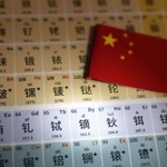 　レアアースなどが記載された中国語表記の元素周期表（共同）