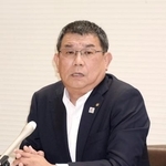 　記者会見する福岡県議会の中尾正幸副議長＝６日午後、福岡市