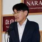 　奈良県庁で記者会見する山下真知事＝６日午後