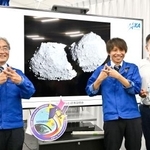 　小惑星トリフネの画像と写真撮影に応じる（左から）ＪＡＸＡの吉川真氏、三枡裕也運用チーム長＝６日午後、東京都千代田区
