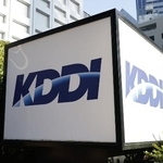 ＫＤＤＩの看板＝２０２６年２月２２日、東京都新宿区