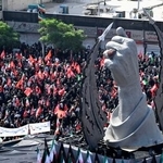 　イランの首都テヘラン中心部に設置された故アリ・ハメネイ師の拳をモチーフにしたオブジェ。米イスラエルへの復讐を訴えている＝６日（共同）