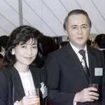 　山本耕一さん（右）と夫人の小林千登勢さん＝１９８４年５月