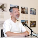 　記者会見するＮＰＯ法人「世界ヒバクシャ展」の安在尚人事務局長＝６日午後、長崎市
