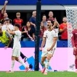 　ポルトガルに競り勝ち喜ぶスペインのメリノ（６）。右端はポルトガルのロナルド＝ダラス（共同）