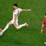 　ポルトガル-スペイン　試合終了間際、決勝ゴールを決めるスペインのメリノ（左）＝ダラス（共同）