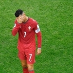 　スペインに敗れ肩を落とすポルトガルのロナルド＝ダラス（共同）
