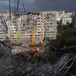 　ロシア軍による攻撃で被害を受けた建物＝６日、キーウ（ゲッティ＝共同）