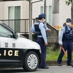　事件があった住宅付近を警戒する警察官＝６日午前、群馬県伊勢崎市