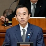 　静岡県議会の全員協議会で、リニア中央新幹線静岡工区の着工容認を表明する鈴木康友知事＝７日午前１１時３４分