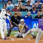 　ロッキーズ戦の３回、１９号２ランを放つドジャース・大谷＝ロサンゼルス（共同）