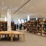 　「大エジプト博物館」の内部に整備された図書館＝６日、カイロ近郊ギザ（共同）