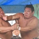 　高砂部屋に出稽古し、朝白龍（左）と相撲を取る豊昇龍＝愛知県蟹江町