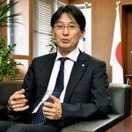 　取材に応じる大阪大の熊ノ郷淳学長