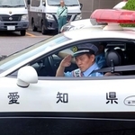 　制服姿でパトロールに向かうタレントの井戸田潤さん＝７日午後、名古屋市