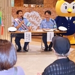 　トークショーで持ちネタの「甘ーい！」を披露するタレントの井戸田潤さん（左）＝７日午後、名古屋市