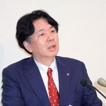 　記者会見する福岡県の吉松源昭県議＝７日午後、福岡市