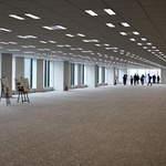 　高層複合ビル「淀屋橋ゲートタワー」の高層階にあるオフィスフロア＝７日午後、大阪・淀屋橋